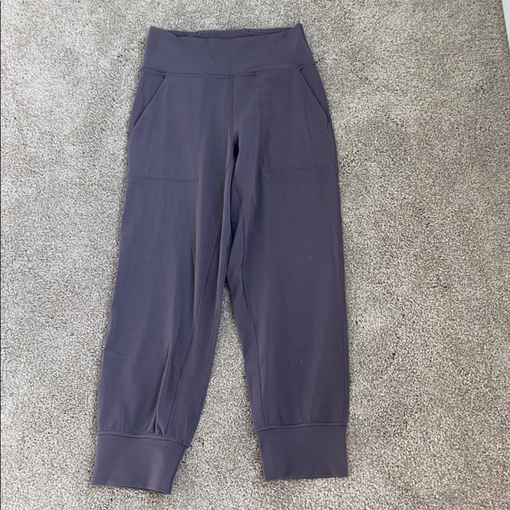 lululemon grey crop joggers!